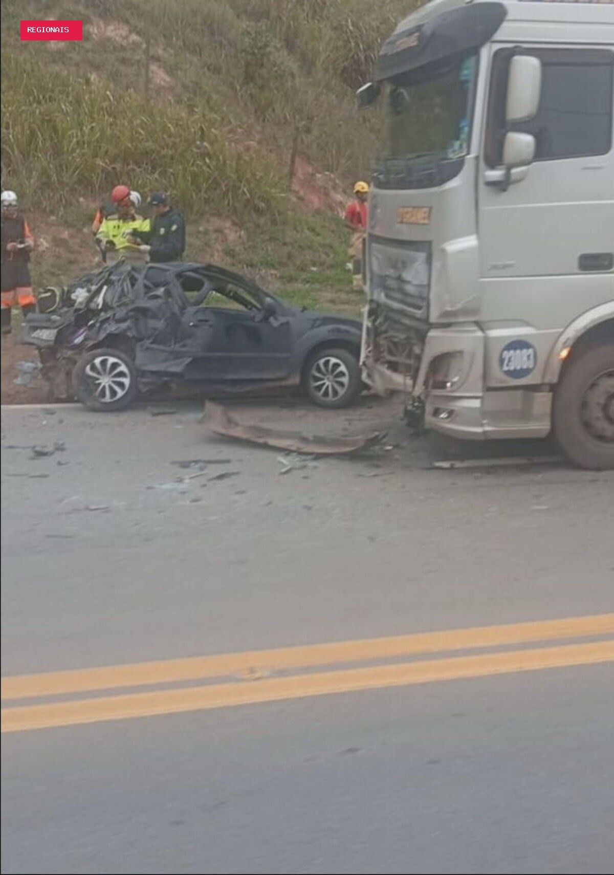 Acidente entre carro e carreta deixa duas pessoas mortas na BR-381, em MG