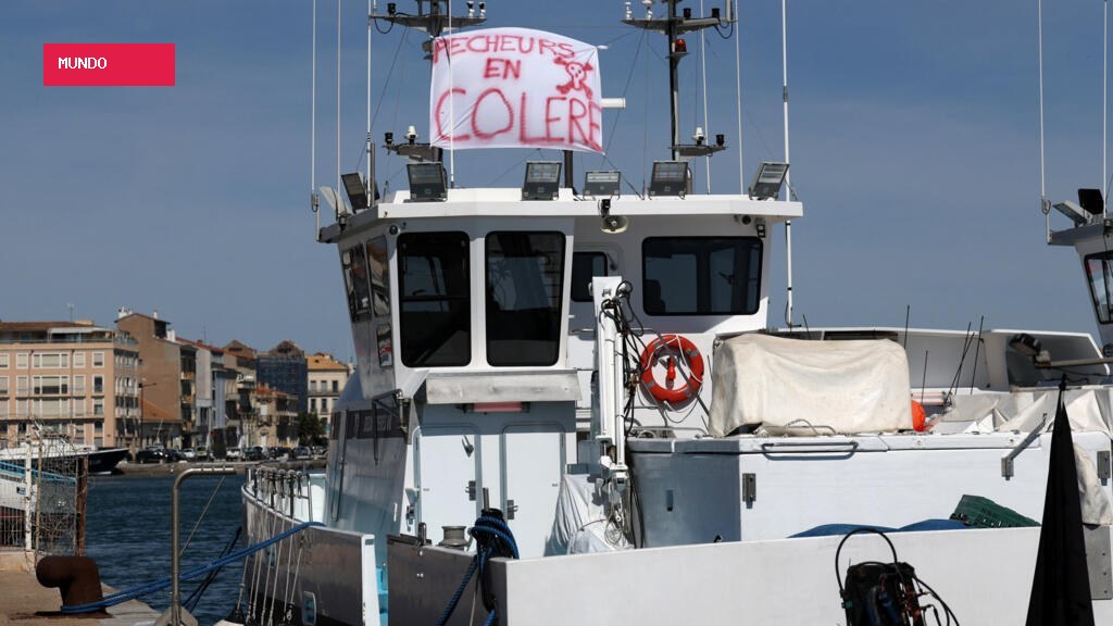 French fishermen blockade ports over soaring fuel costs as budget fight looms