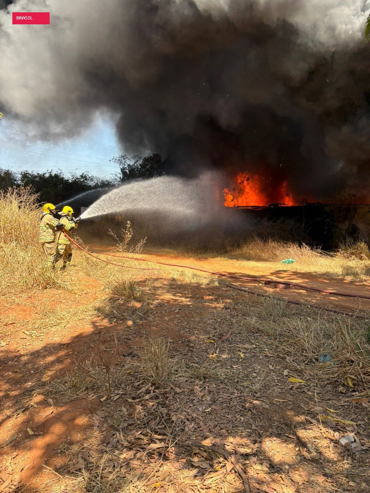 Incêndio atinge galpão de materiais recicláveis em Montes Claros