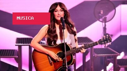 Kacey Musgraves homenageia a ‘supernova’ Dolly Parton e faz cover de ‘9 to 5’