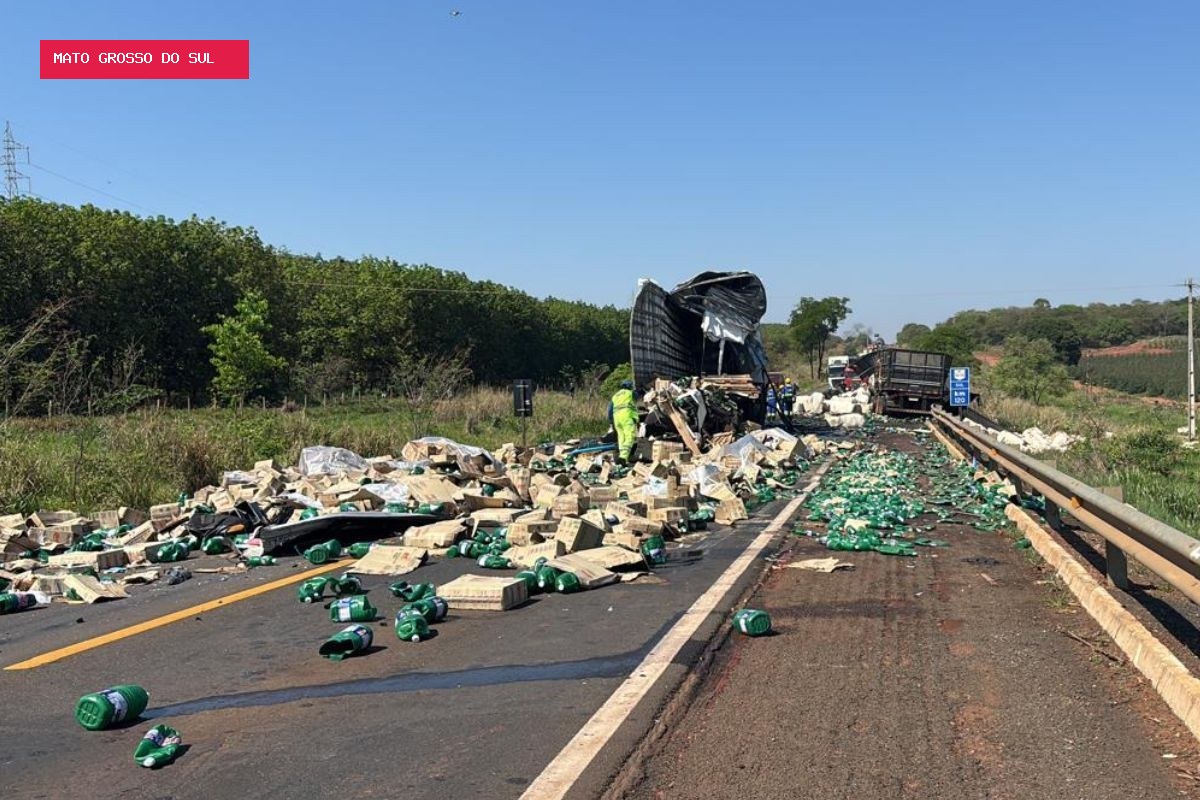 Colisão frontal entre duas carretas deixa dois mortos em rodovia de MS