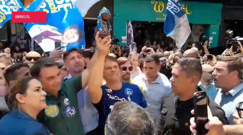 Após polêmica sobre Nossa Senhora Aparecida, Flávio e Tarcísio levantam imagem da padroeira em ato em SP
