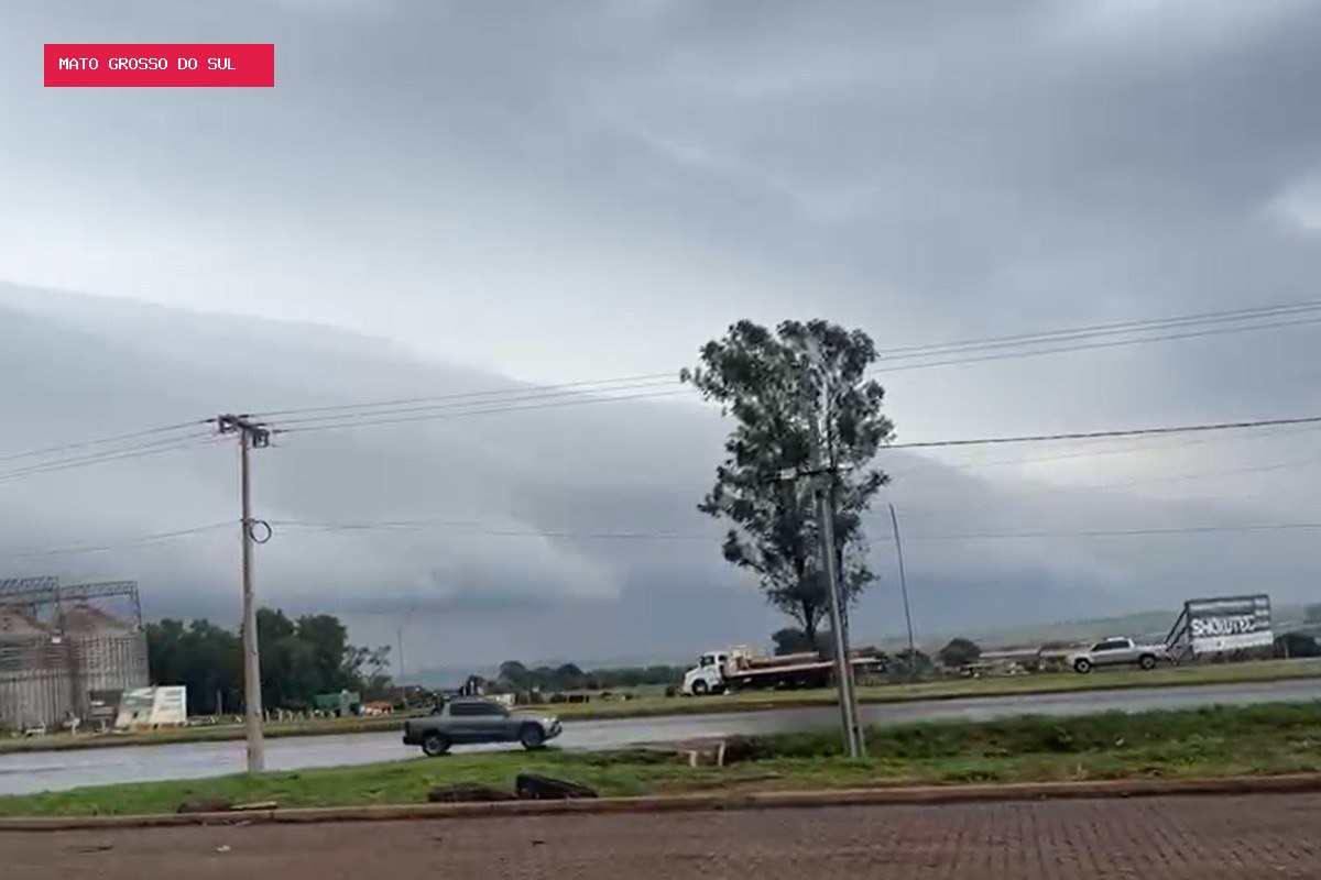 Nuvem gigante se forma sobre cidade e assusta moradores no interior de Mato Grosso do Sul
