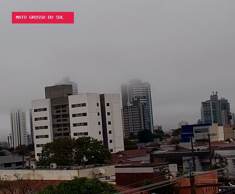 Nevoeiro encobre prédios e reduz visibilidade em Campo Grande nesta manhã