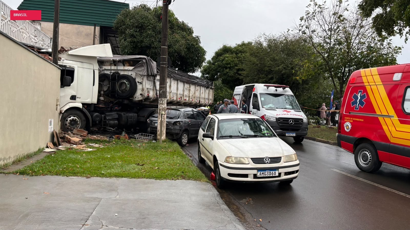 Caminhão bate em muro de casa e motorista fica ferido em Paulínia