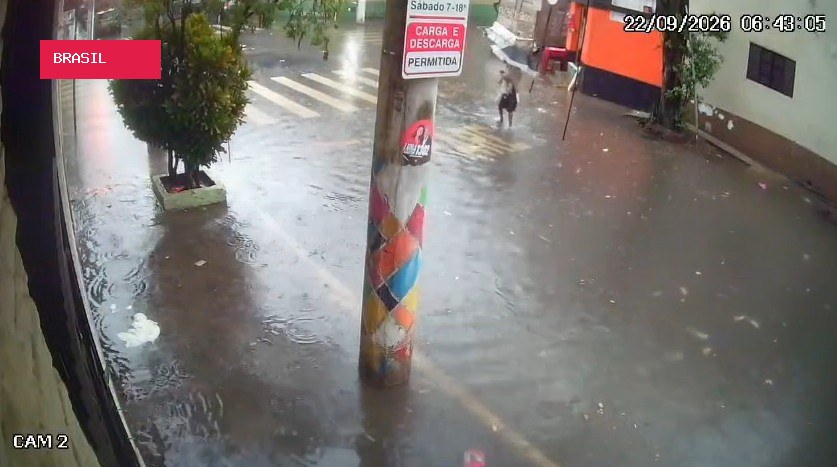 SP amanhece sob chuva, com alagamentos e voos desviados; marquise cai sobre duas pessoas na Faria Lima
