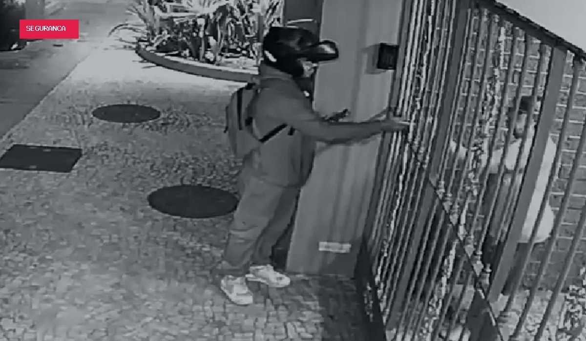 Homem se passa por entregador e rouba celular de idosa em Cabo Frio