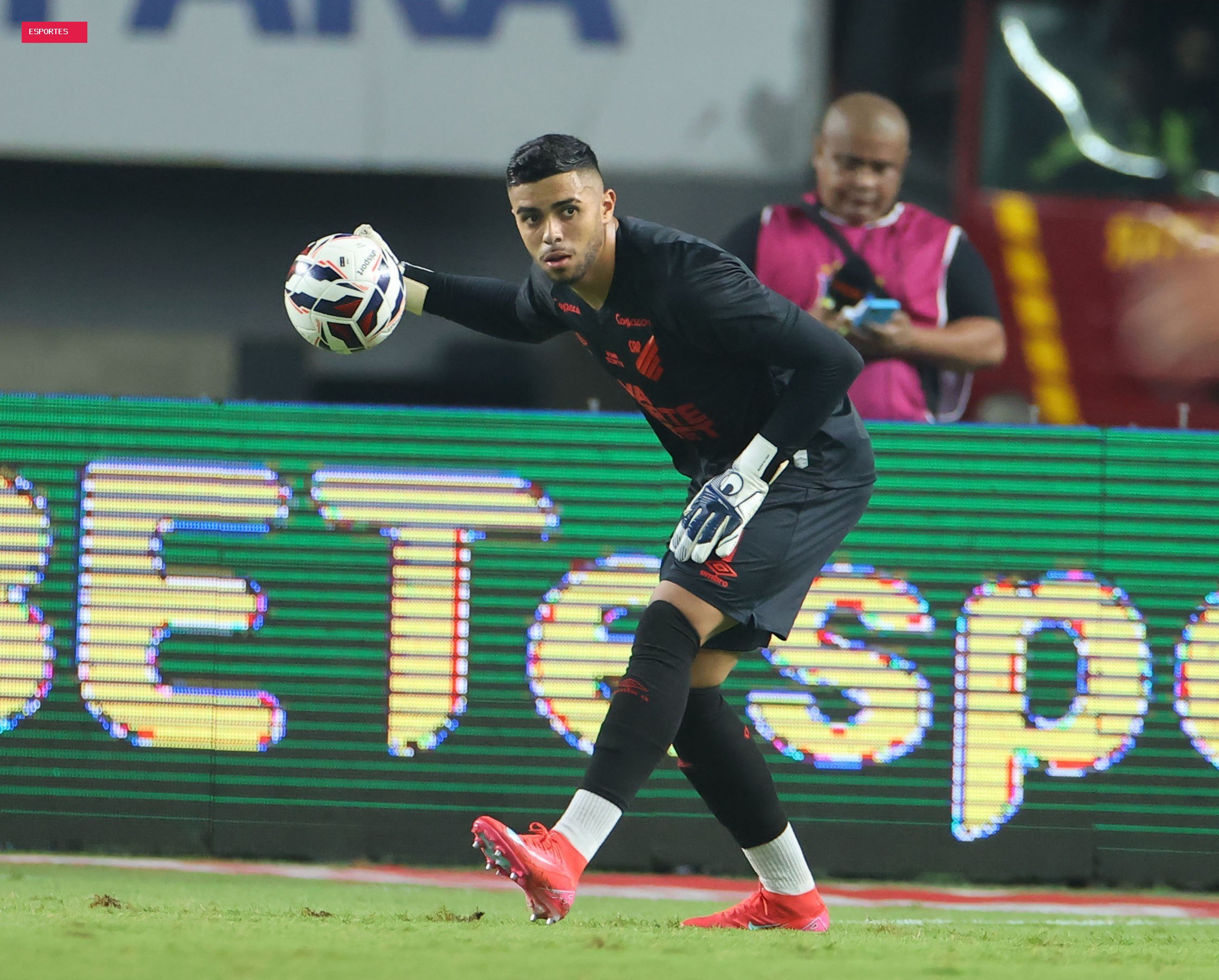 Escalação: Mycael treina como titular, e Odair indica mudança no gol do Athletico contra o Cruzeiro