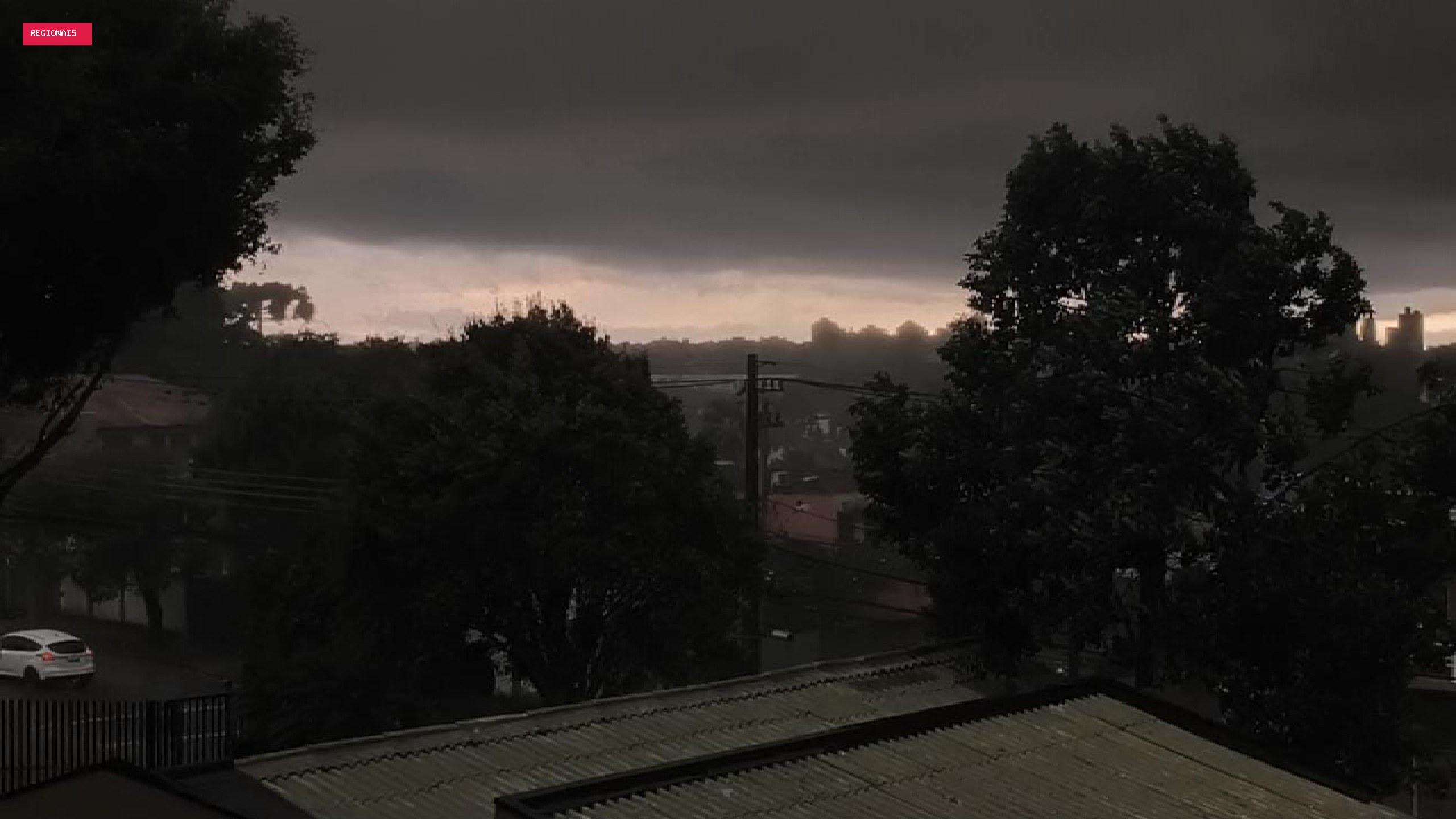 Dia vira noite e Curitiba registra chuva intensa e granizo