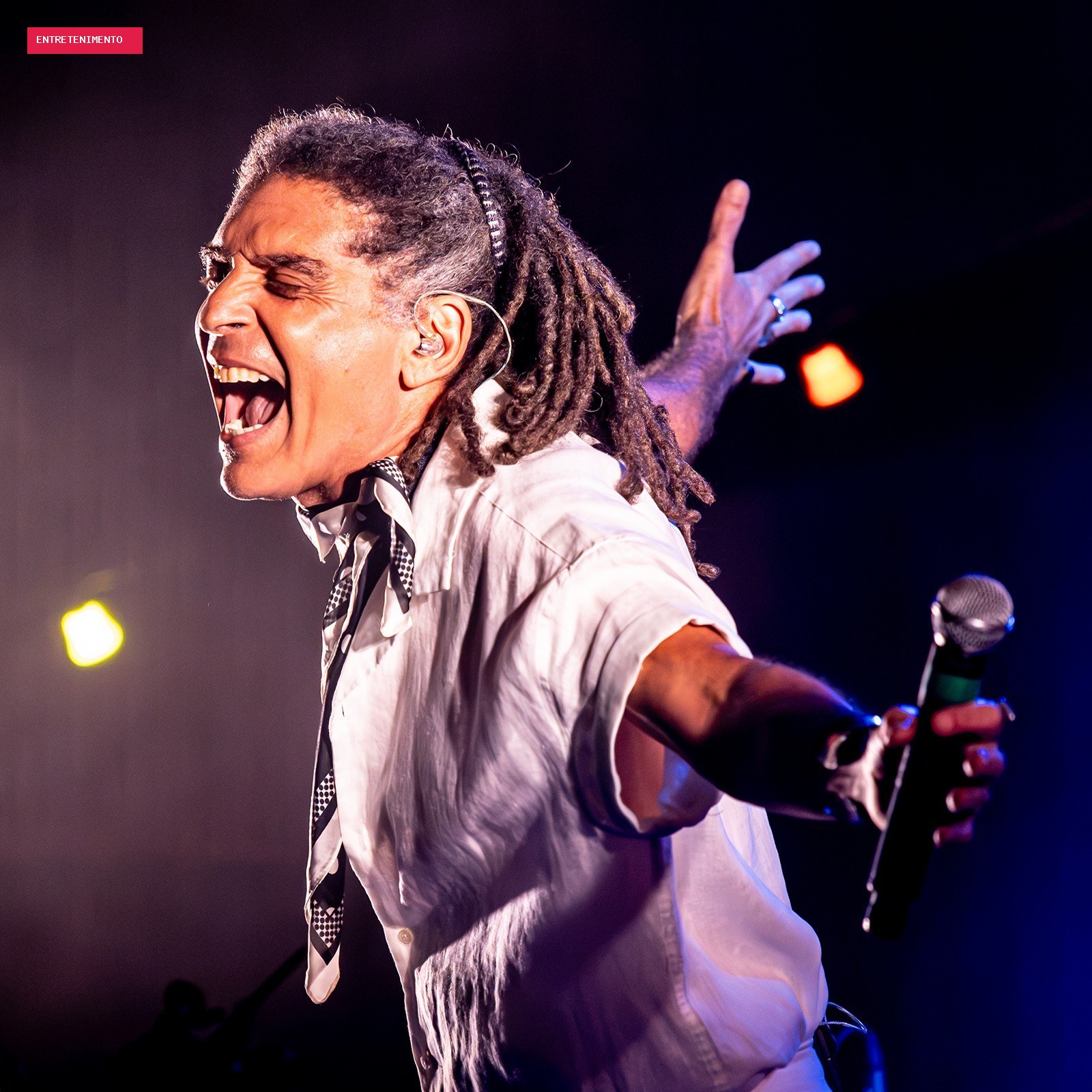 Marcos Sacramento 'bebe da chama' do samba em show que transpõe a roda do cantor para o palco com certa
