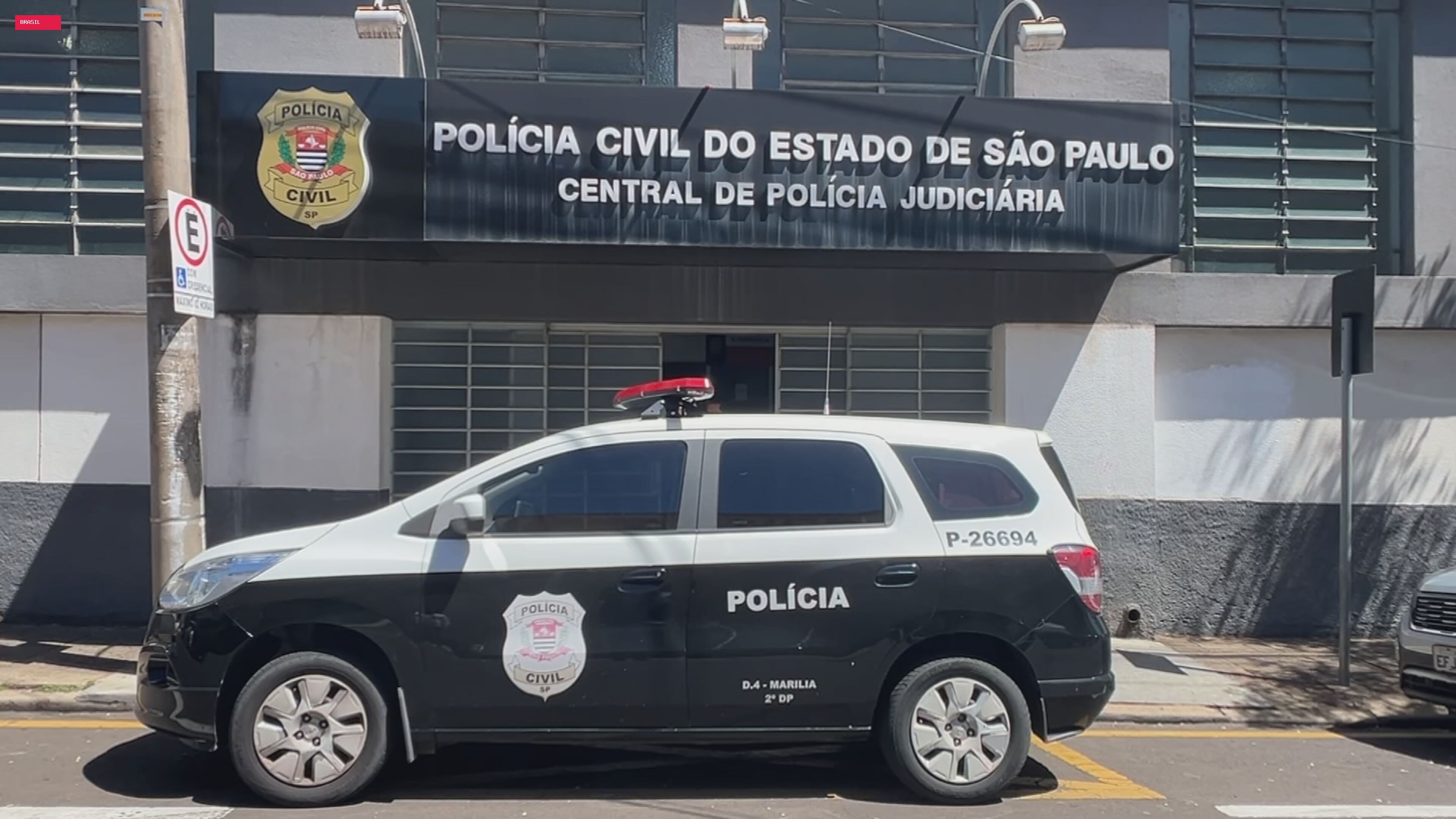 Trio invade casa, faz moradora refém e foge com 18 armas de coleção no interior de SP