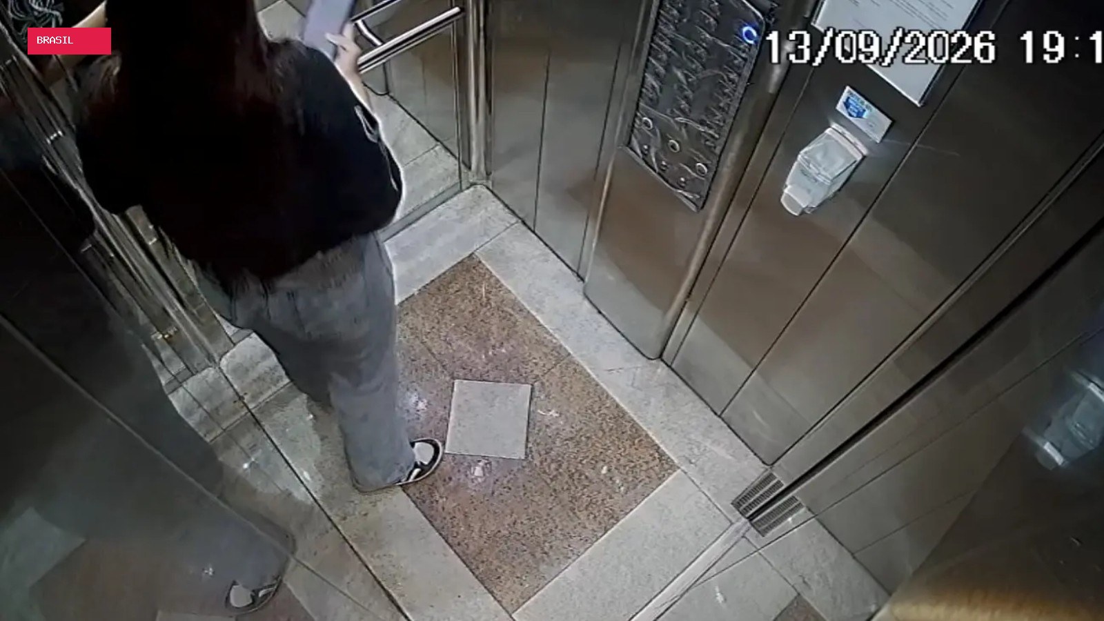 Namorado de estudante encontrada morta em prédio ainda não foi encontrado; celular da mãe dele é apreendido