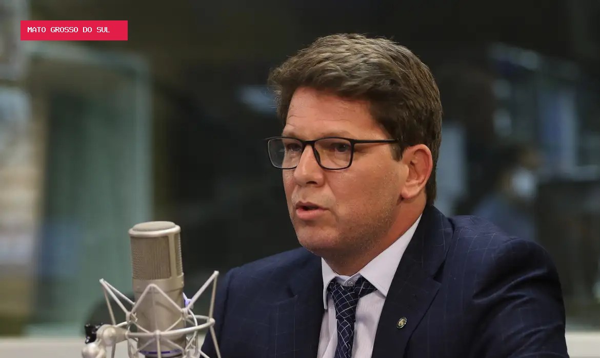 PF cumpre 49 mandados contra Mario Frias e a produtora do filme sobre Bolsonaro