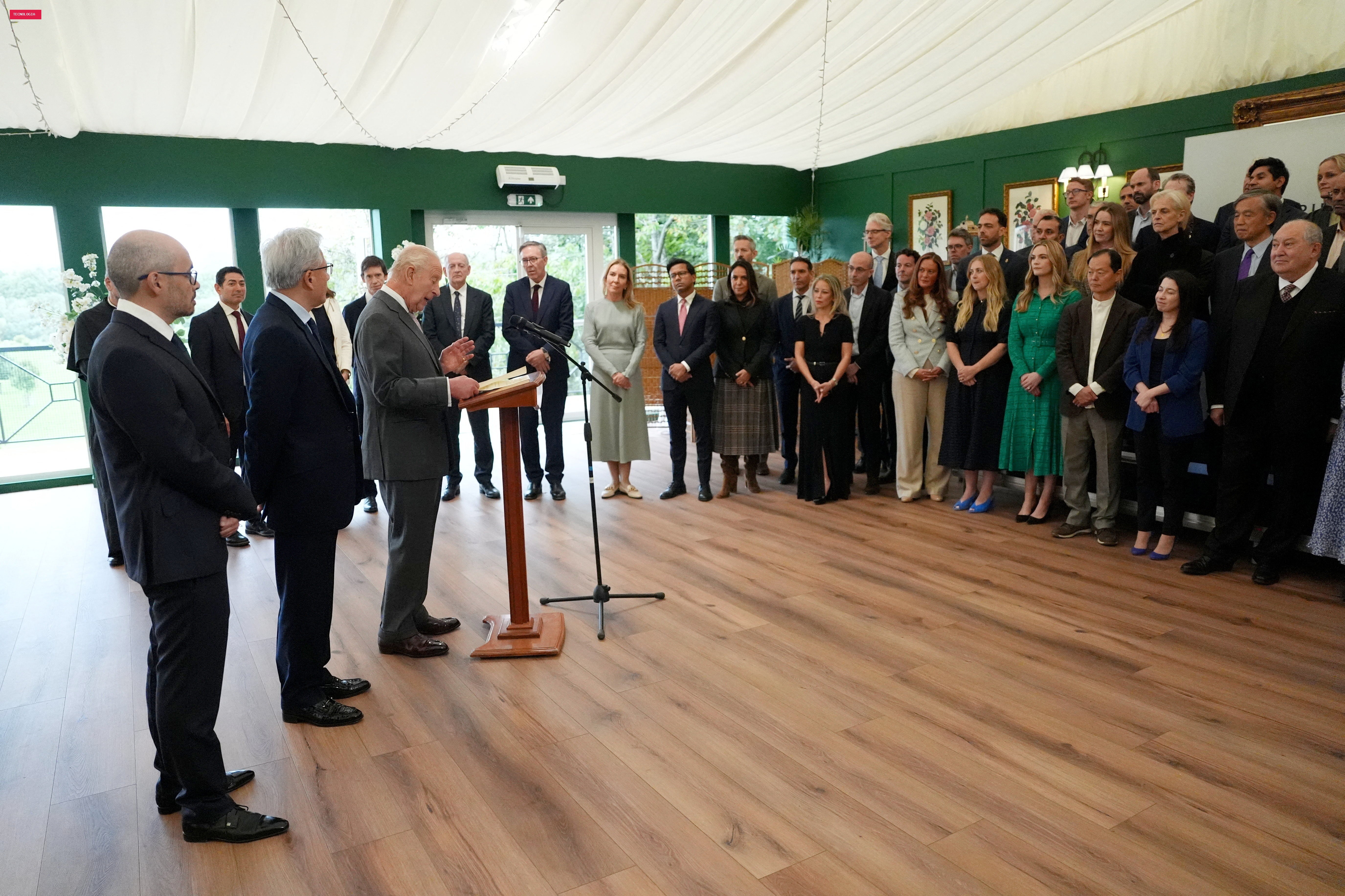 Rei Charles III se reúne com executivos de IA e pede restrições 'antes que seja tarde demais'