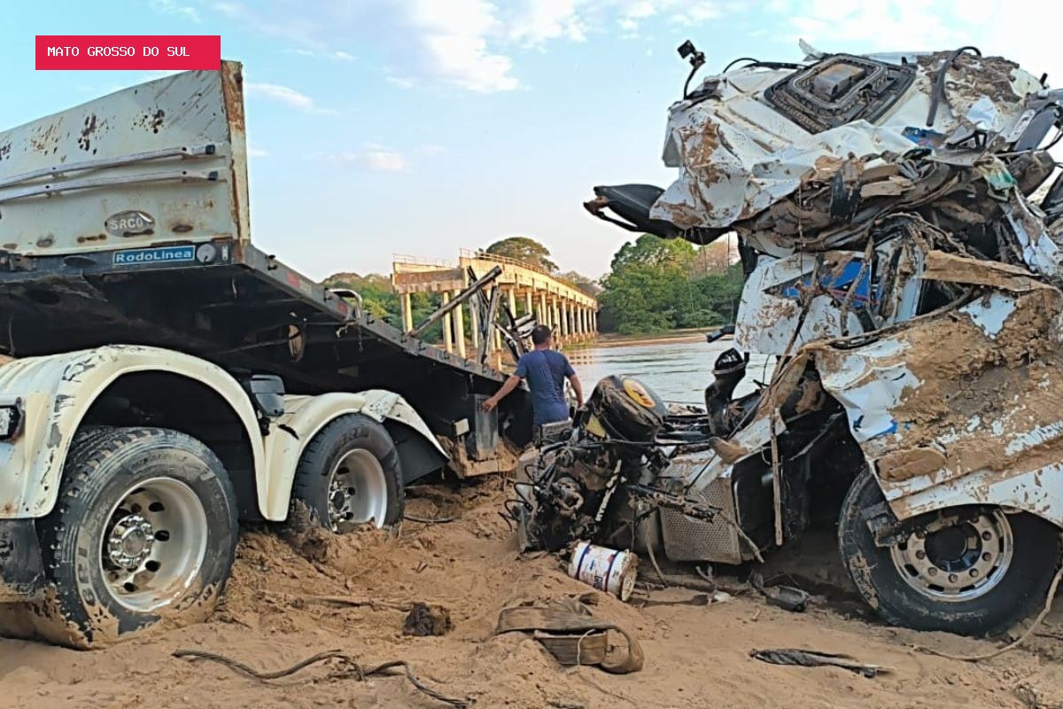 Caminhão que caiu com ponte no Rio Taquari é retirado da água 20 dias após acidente