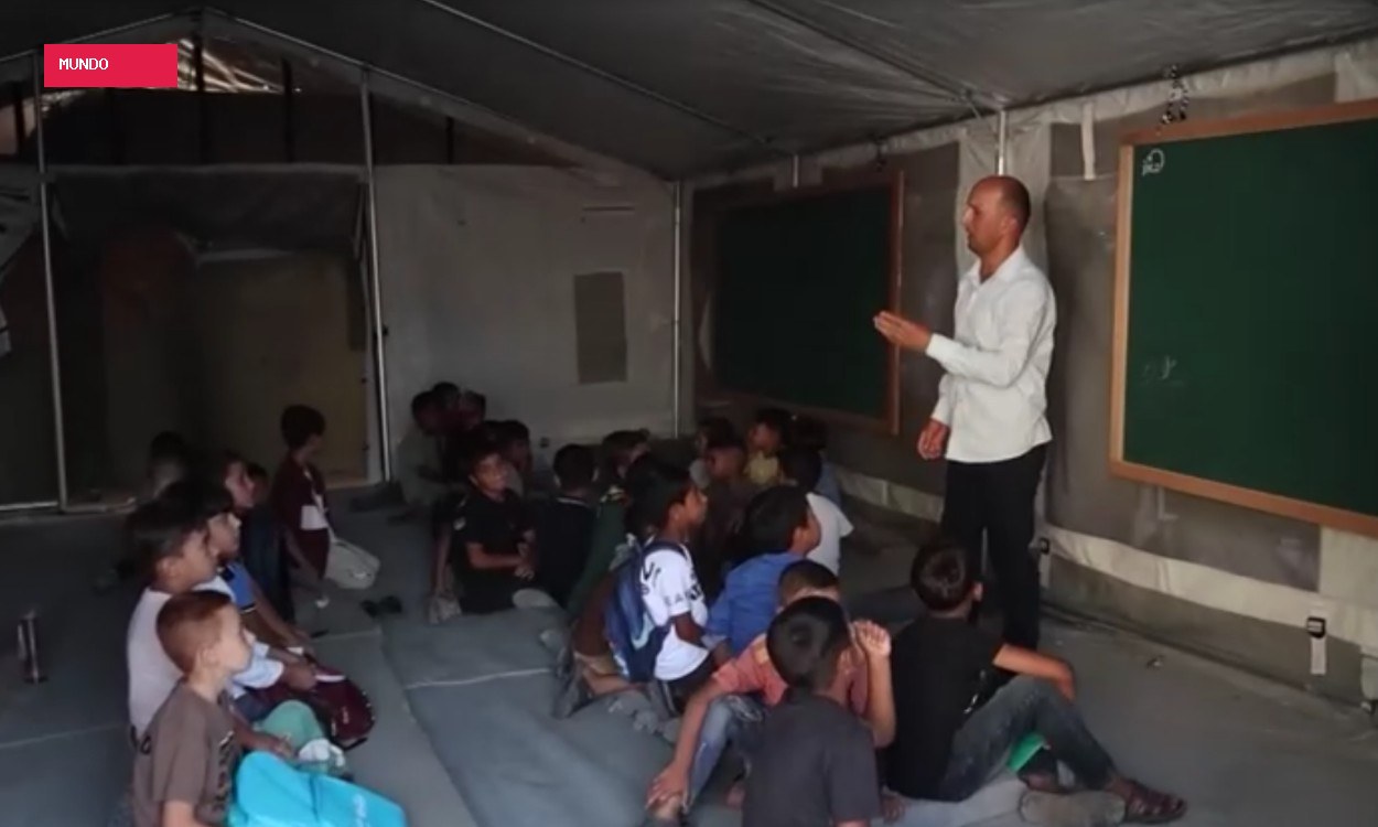 Crianças palestinas voltam às aulas em Gaza após 3 anos e em escolas destruídas pela guerra; VÍDEO