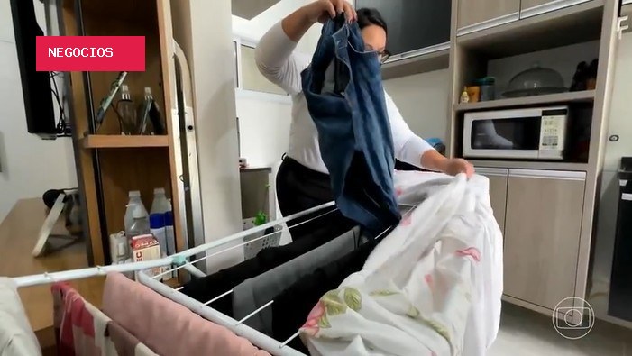 Tempo úmido e falta de sol aumentam procura por lavanderias e alternativas para secar roupas em casa no