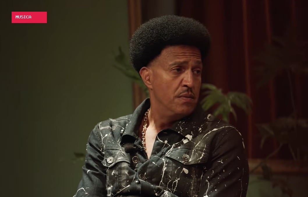 Mano Brown aconselha rappers a não escreverem no celular: “faz seu caderno”