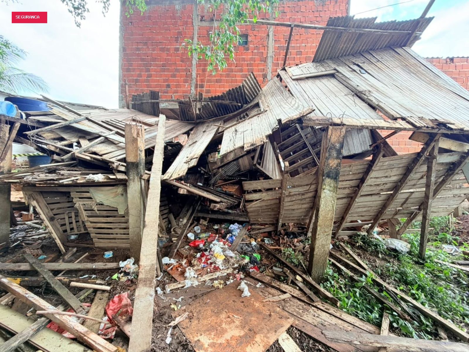 Temporal deixa três famílias desalojadas e provoca 25 ocorrências em Rio Branco, diz Defesa Civil