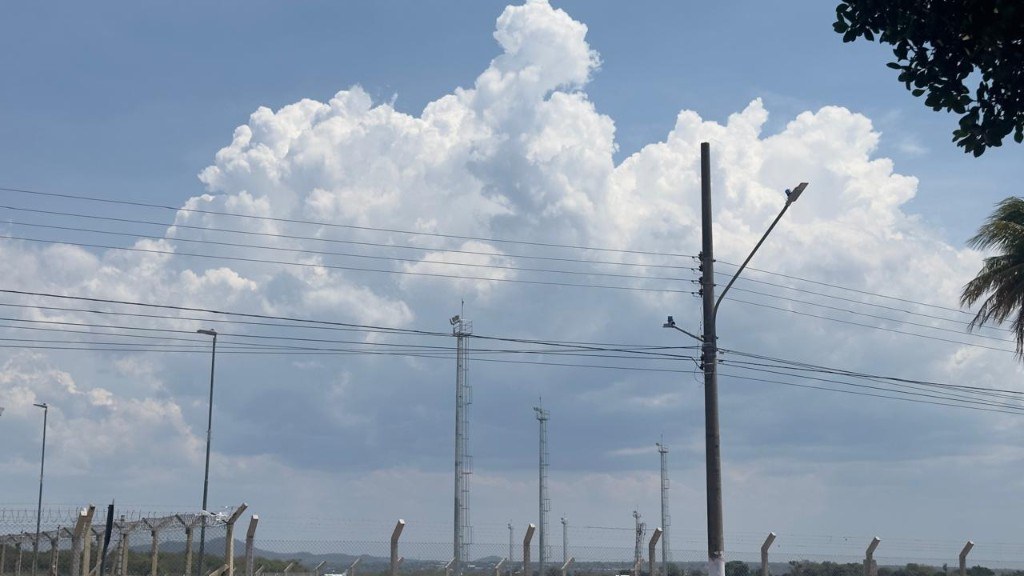 Nuvens carregadas de desenvolvimento vertical se formando sobre Corumbá às 11h40 desta terça-feira