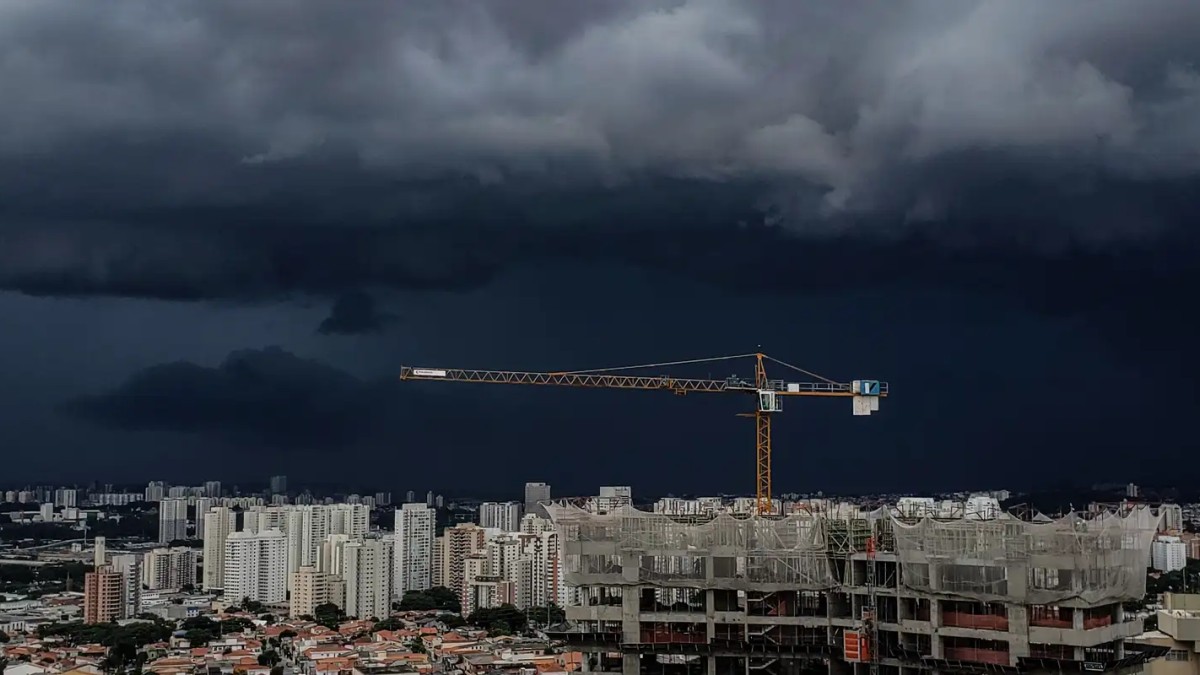 Céu carregado sobre cidade — chuvas acima da média no Centro-Oeste