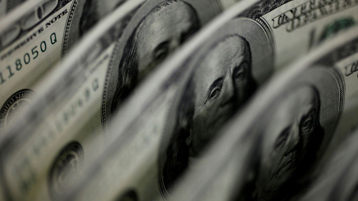 Cédulas de dólar — câmbio após acomodação do pregão