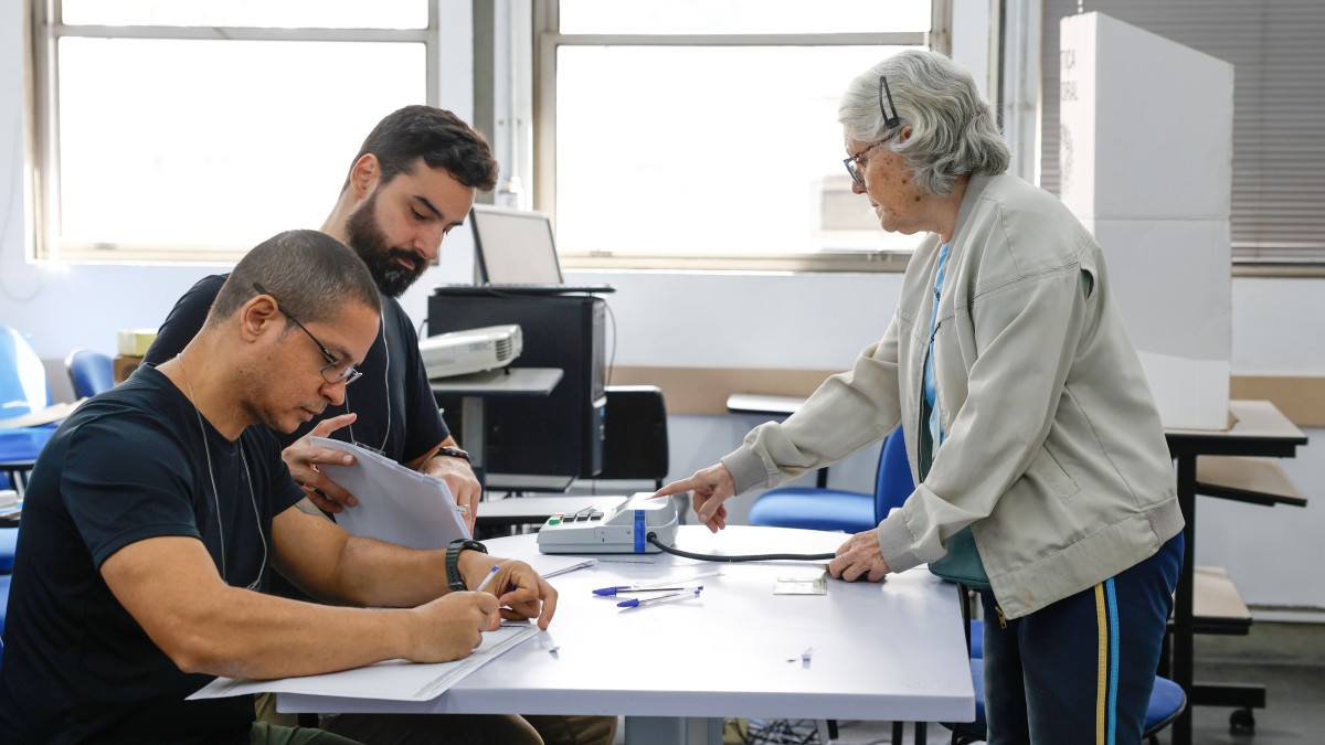 Eleitora na urna eletrônica — segundo turno das Eleições 2026