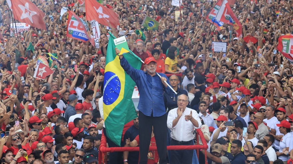 Lula encerra campanha com caminhada na Avenida Paulista (24/10)