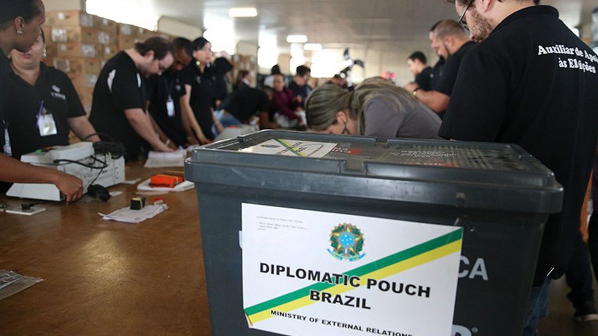 Urna eletrônica preparada para envio às seções do exterior nas Eleições 2026
