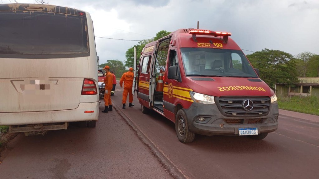 Trabalhador de mineração passa mal em micro-ônibus na BR-262 e é socorrido pelos bombeiros