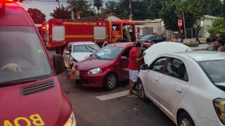Colisão entre três carros no Centro de Corumbá espalha óleo na pista e mobiliza bombeiros