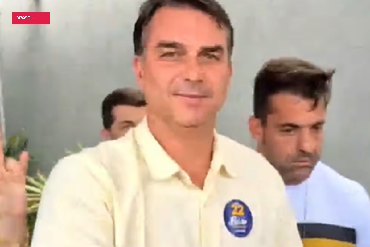 Petista propõe declarar Flávio Bolsonaro “persona non grata” em São Paulo