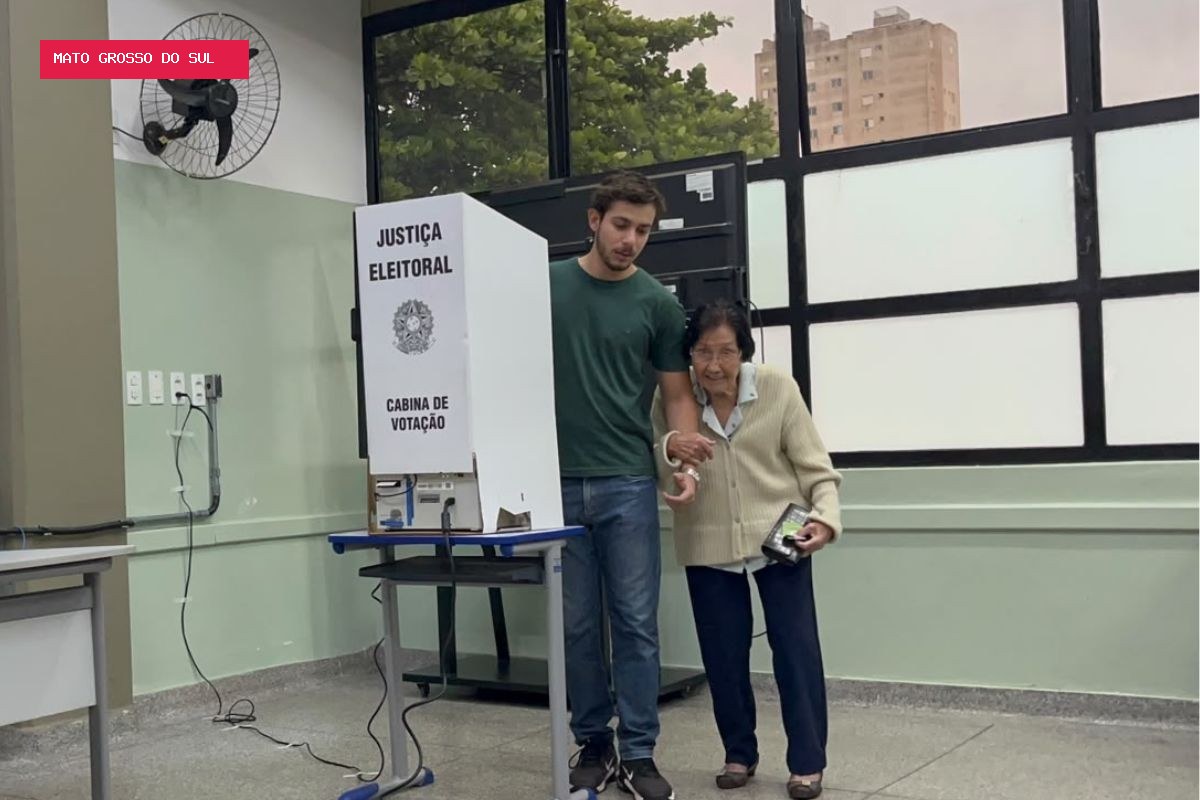 'Tudo vai melhorar': aos 102 anos, eleitora enfrenta chuva para votar em Campo Grande