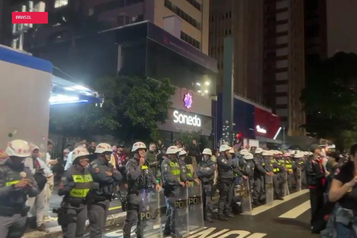 Apoiadores de Flávio e Lula se concentram na Paulista e PM acompanha