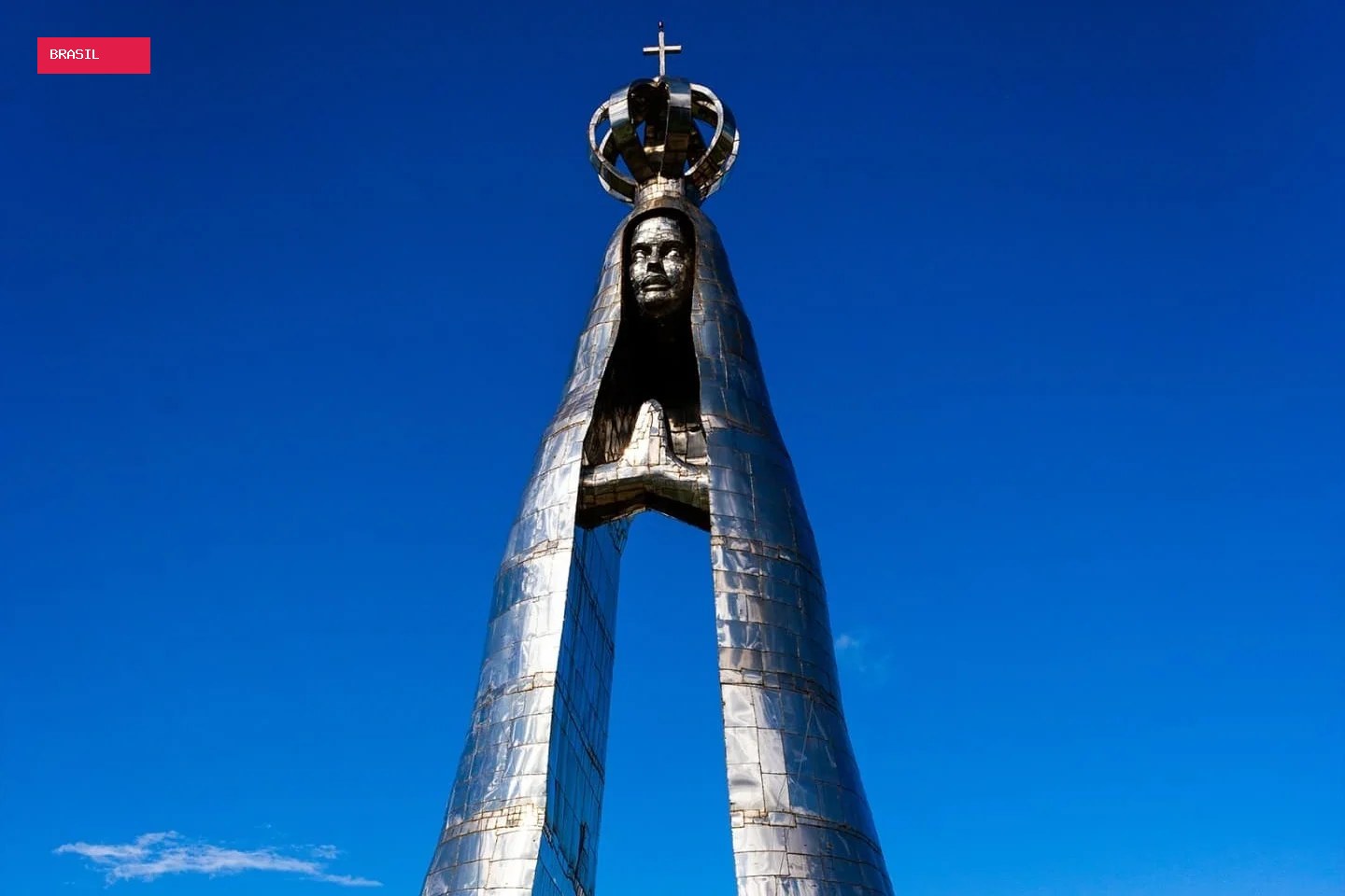 Nossa Senhora maior do que o Cristo Redentor chama atenção em Aparecida