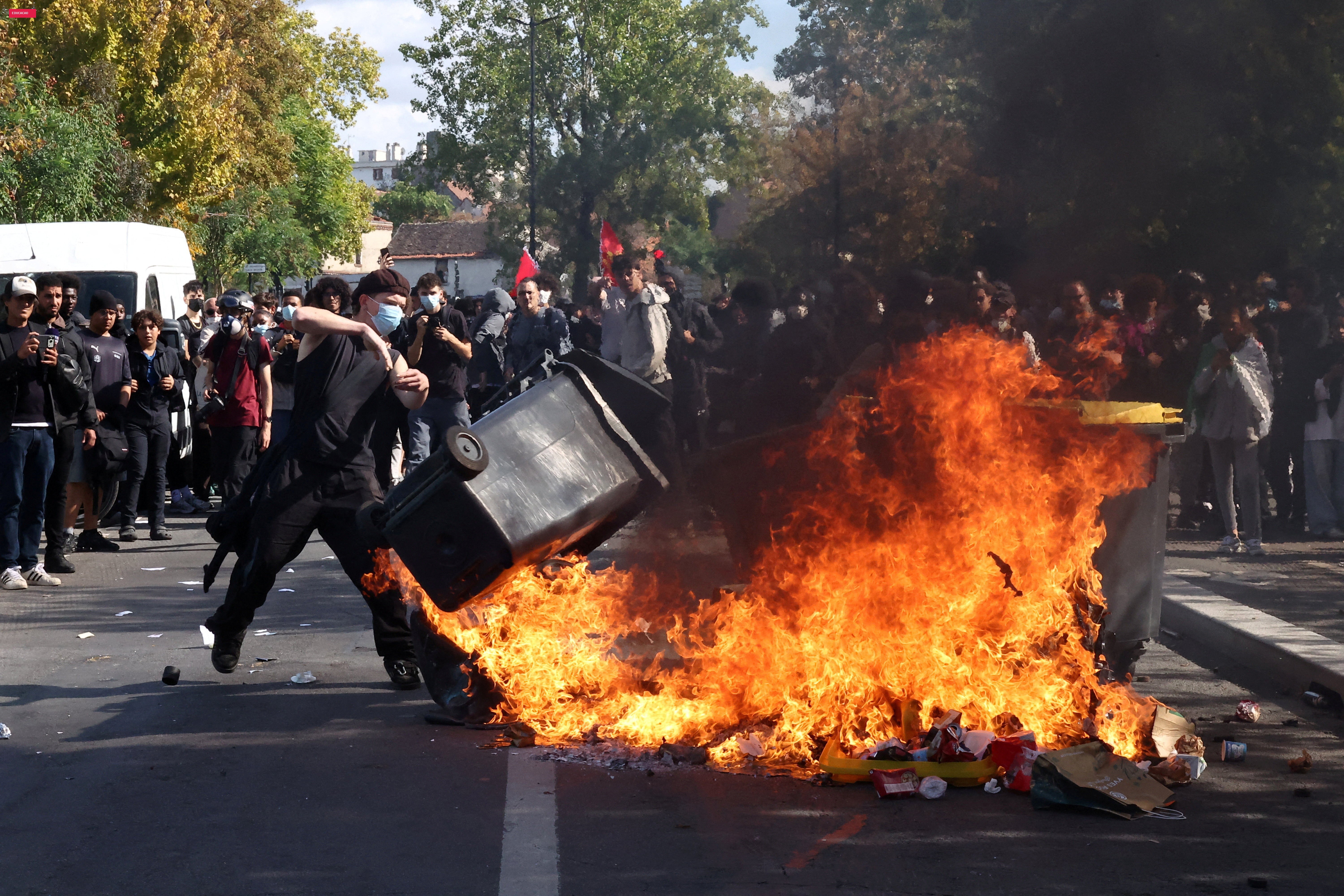 Primeiro-ministro da França condena violência em protestos estudantis; 250 mil estão nas ruas