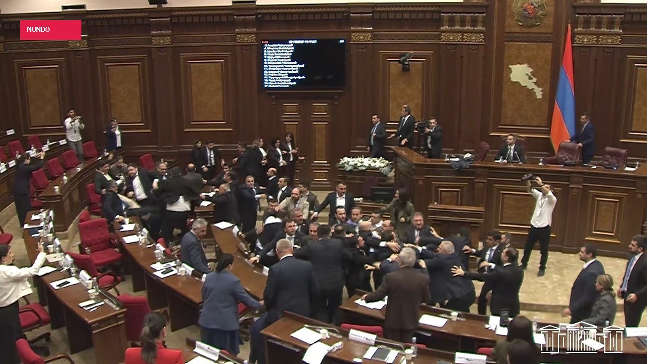 VÍDEO mostra briga generalizada entre deputados no Parlamento da Armênia