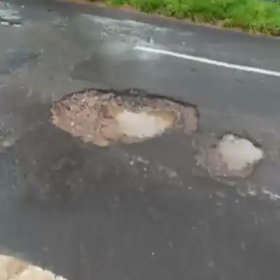 No escuro, motorista cai em buraco e rasga pneus na Gury Marques