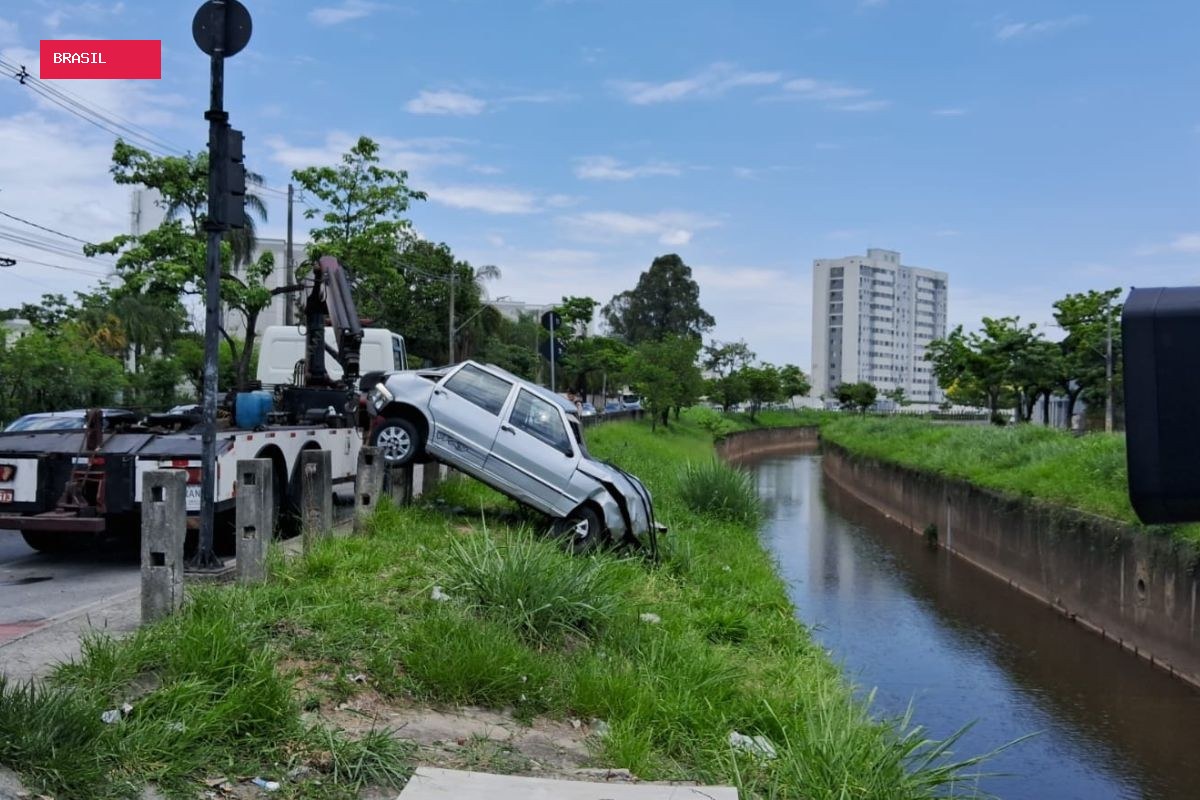 Idoso de 82 anos morre após carro cair em córrego no bairro Serrano, em BH