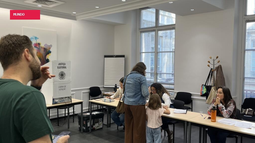 Brasileiros enfrentam filas em Paris para votar no 1° turno das eleições presidenciais