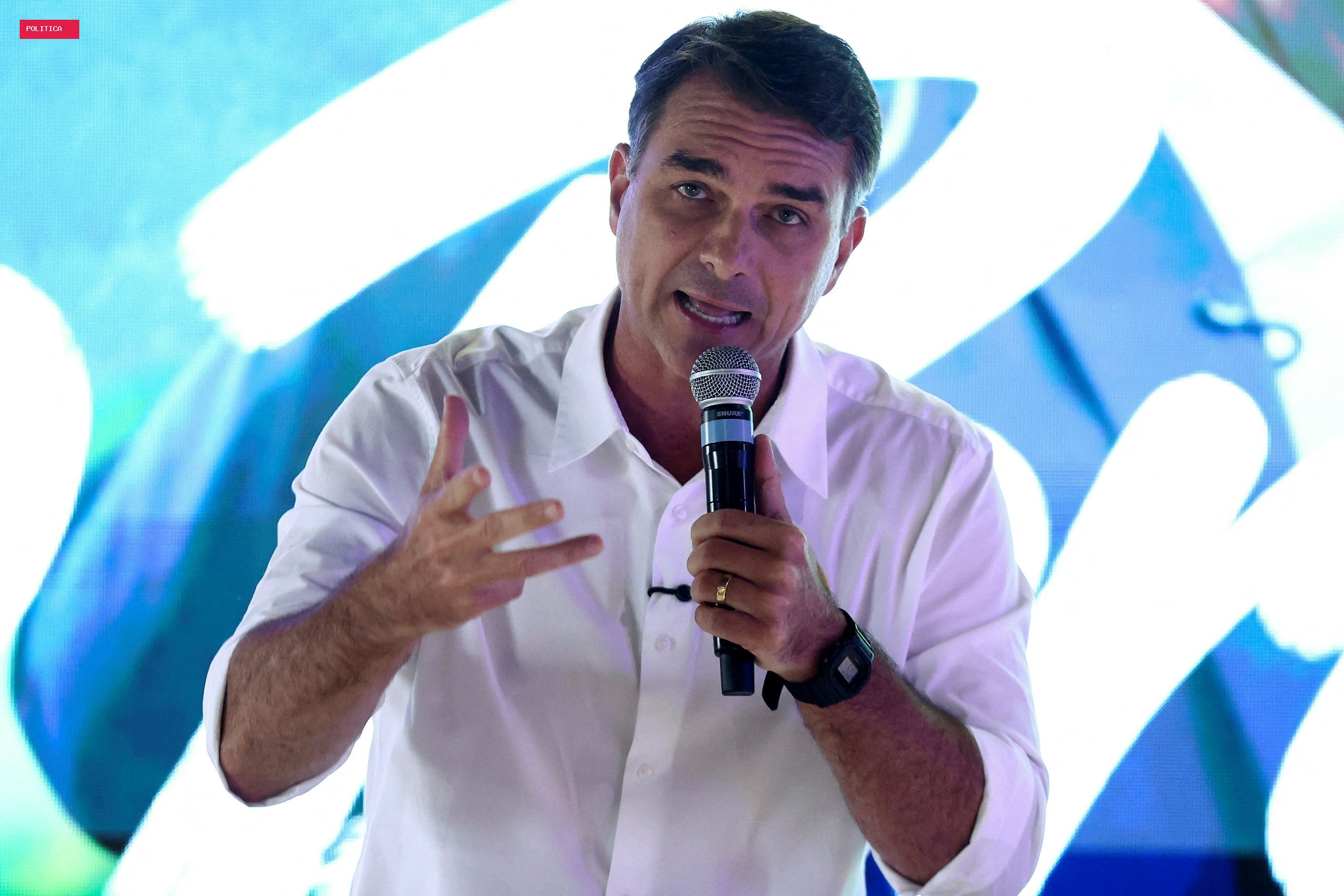 Flávio Bolsonaro diz que canal da campanha de Lula no WhatsApp faz 'divulgação de mentiras em massa'