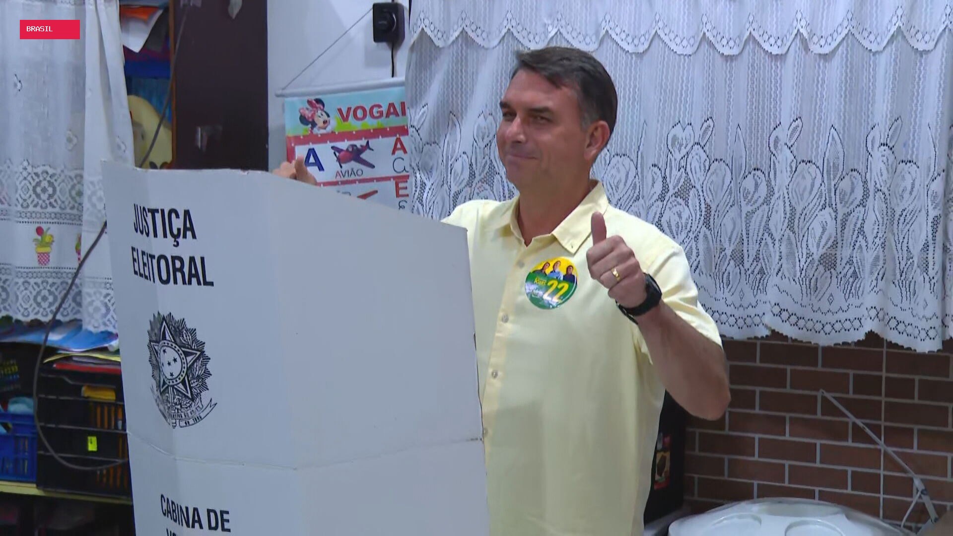 Flávio Bolsonaro vota em Vila Isabel, na Zona Norte do Rio