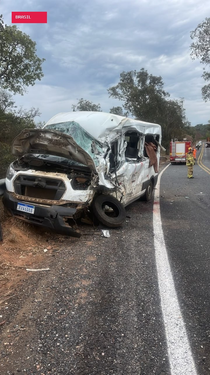 Acidente entre van e carreta deixa duas pessoas mortas na MGC-367, em Diamantina