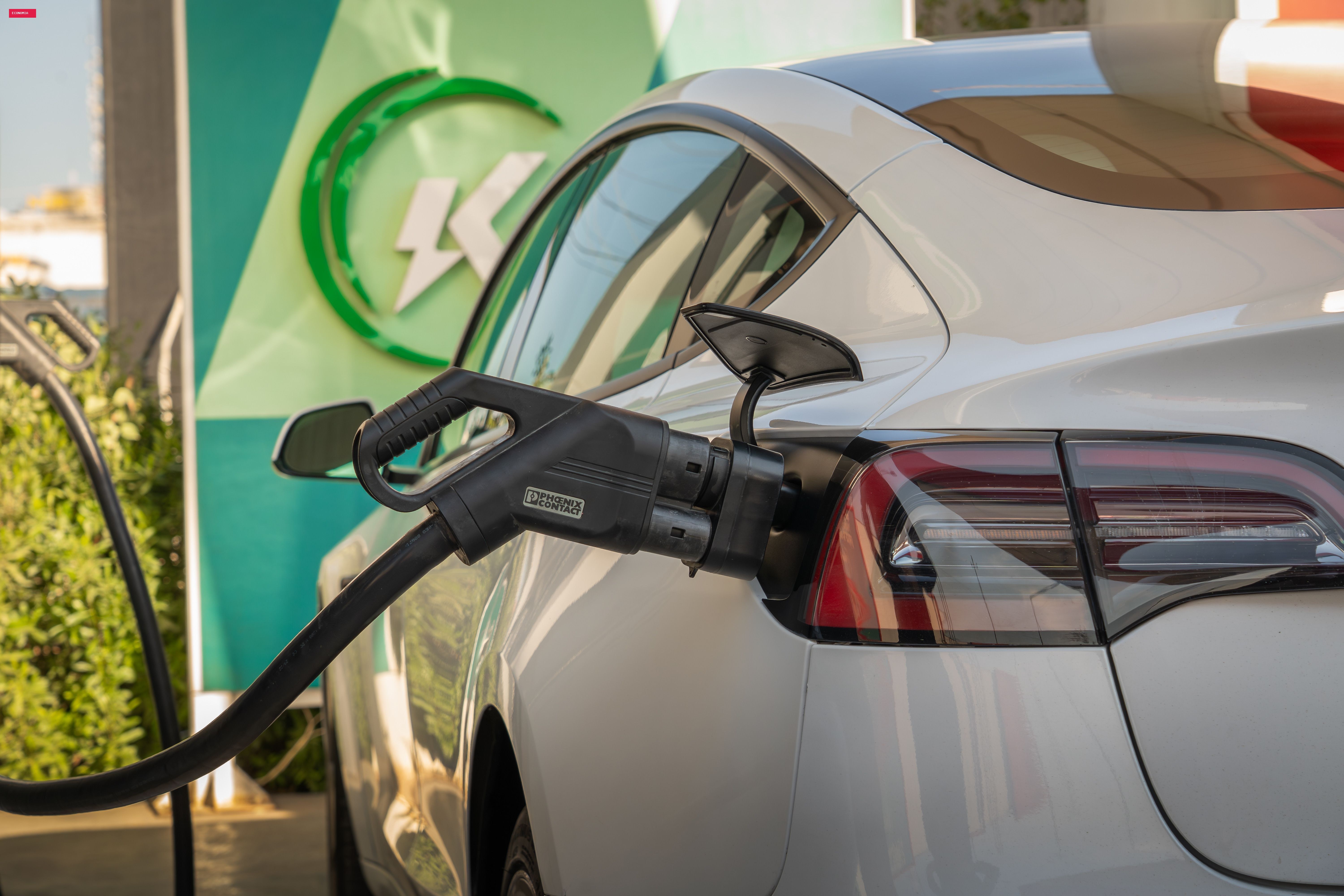 87% dos brasileiros consideram comprar carro elétrico; preço da gasolina pesa na decisão
