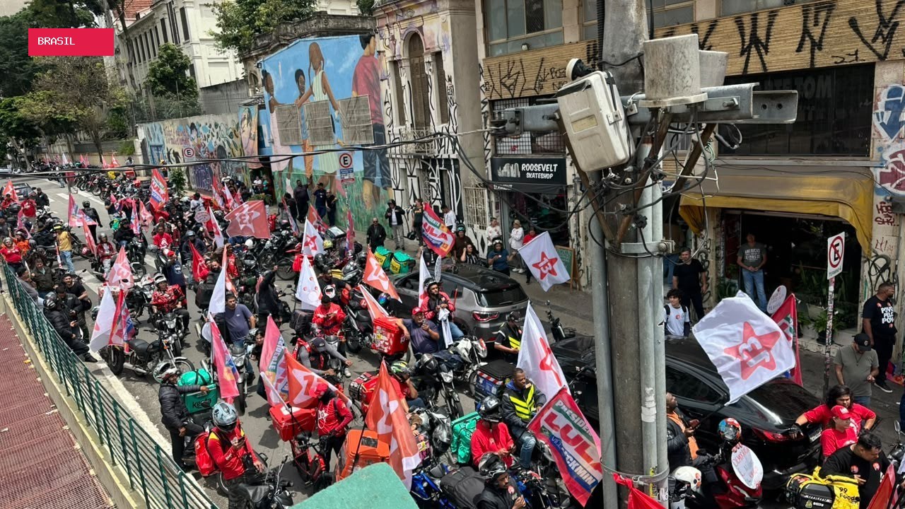 Entregadores de aplicativo fazem ‘motociata’ em favor de Lula em SP