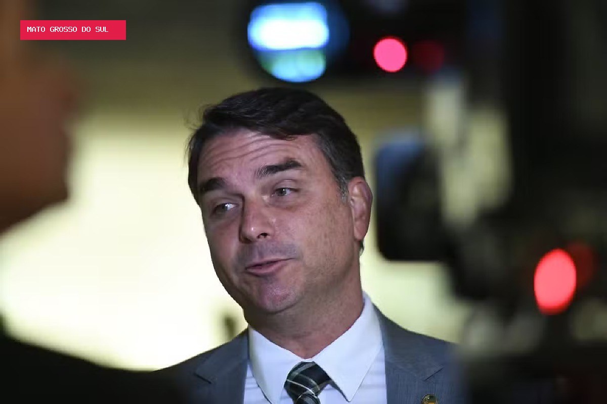 Aliados de Flávio Bolsonaro recebem informação de que senador teria deixado o país