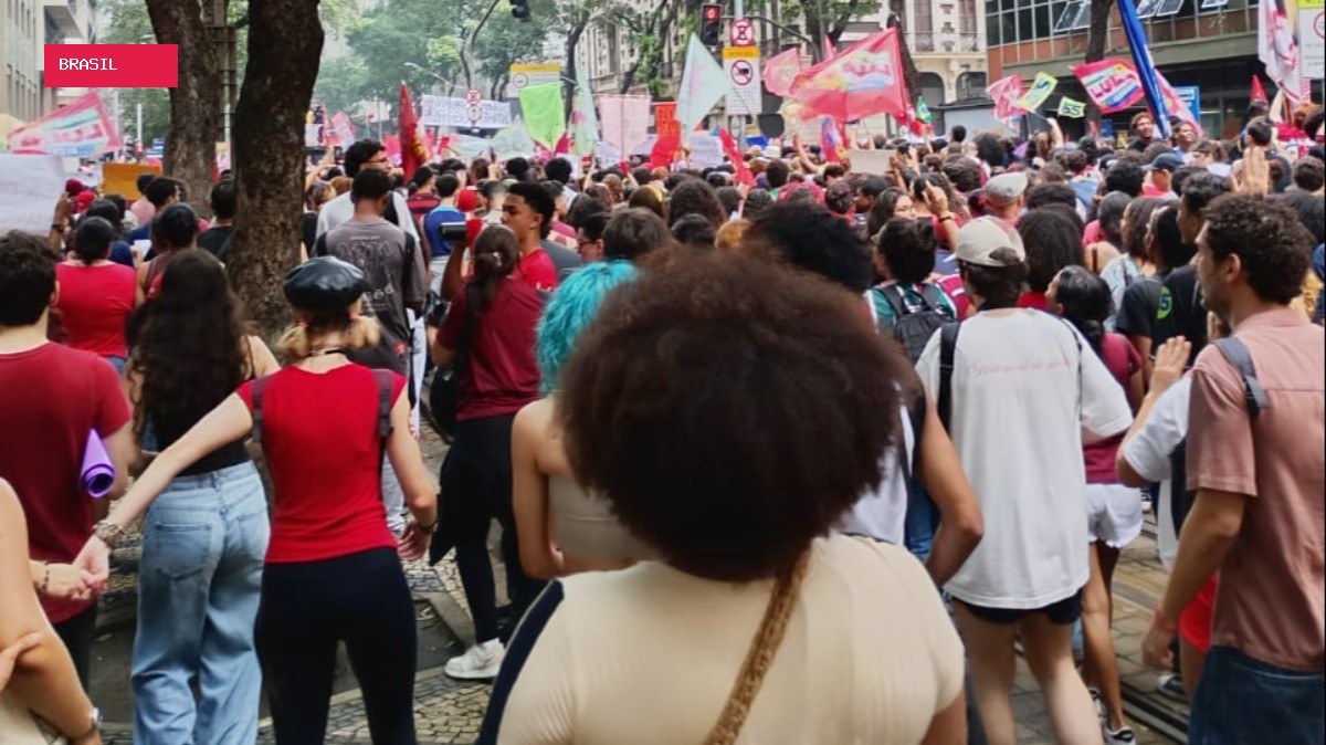 Manifestantes fazem ato no Centro do Rio em apoio a Lula no 2º turno