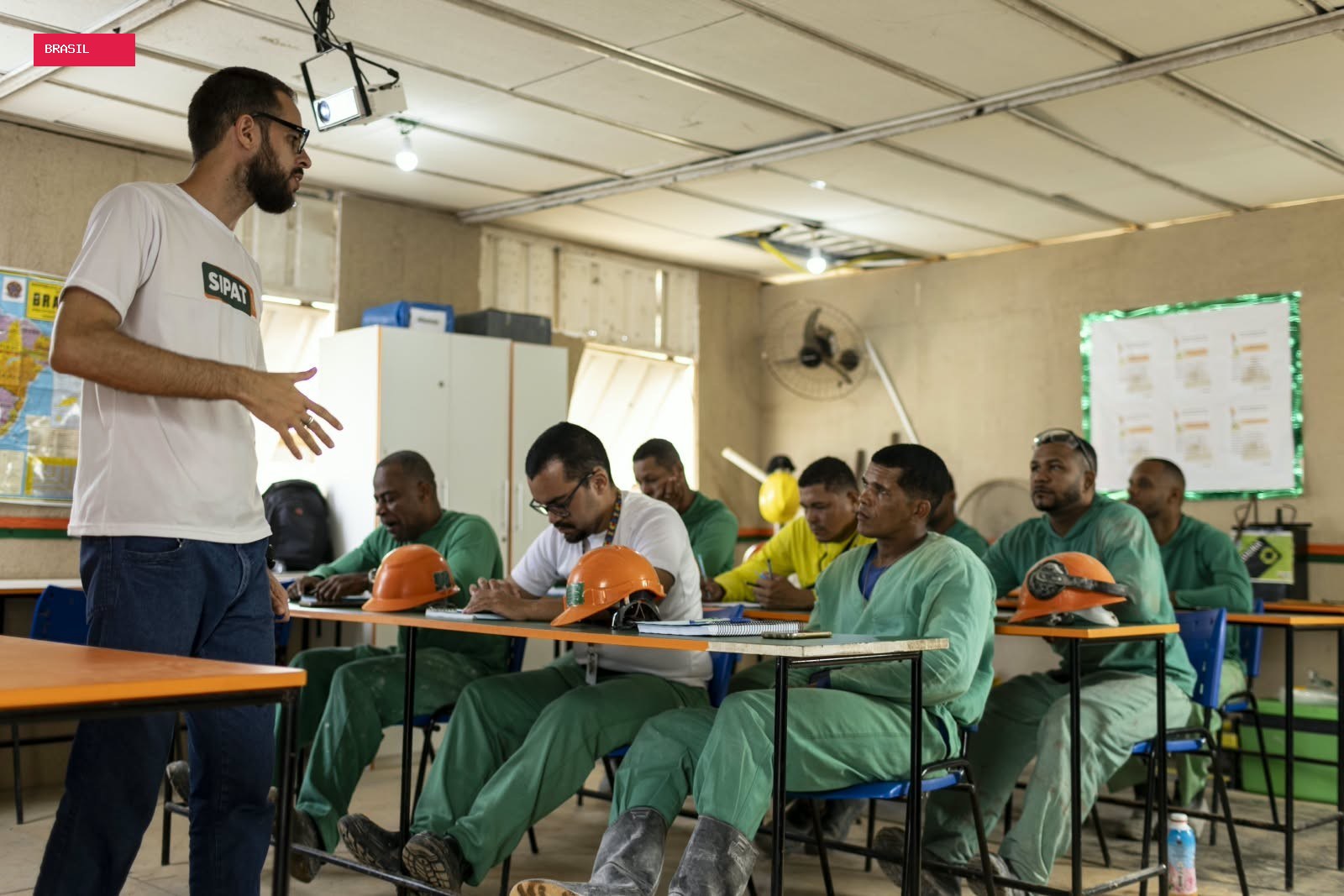 Educação no canteiro de obras ou no shopping: empresas do PR oferecem aulas durante o expediente para