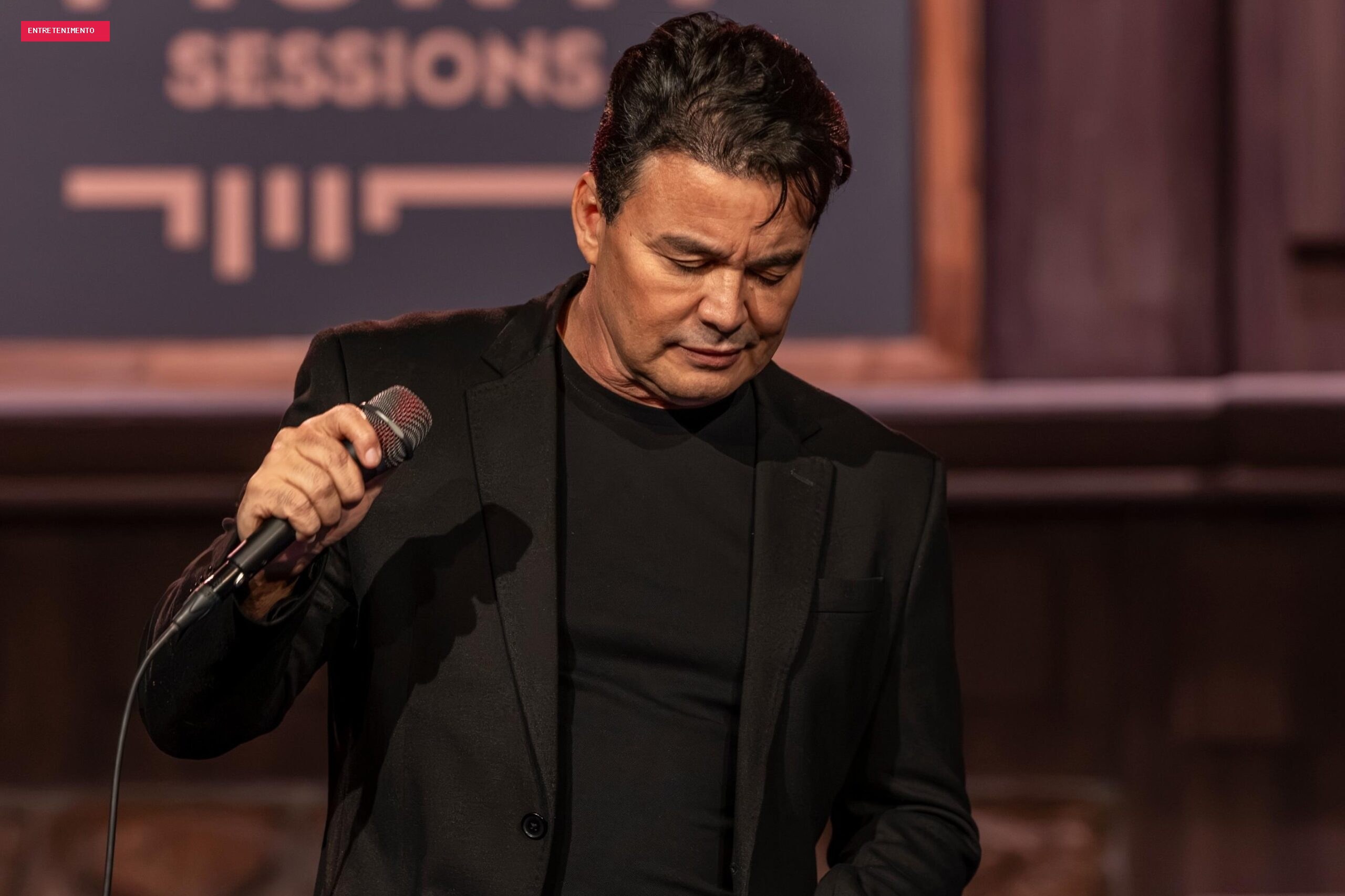 Renner se emociona em homenagem a Rick em 1ª gravação da carreira solo
