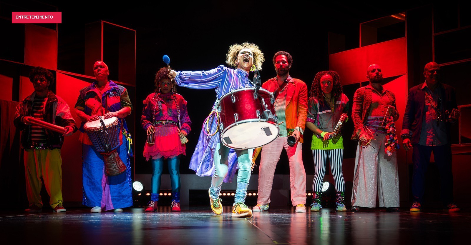 Musical sobre Gonzaguinha tem vigor cênico, a ideologia firme do artista e a marca da Barca dos Corações